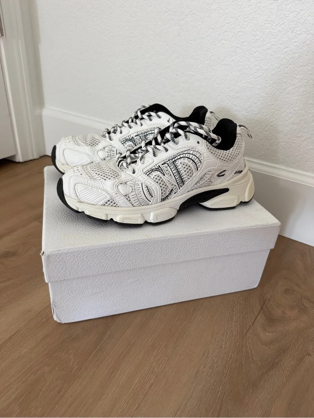 White and Black Chunky Athletic Sneakers size 39